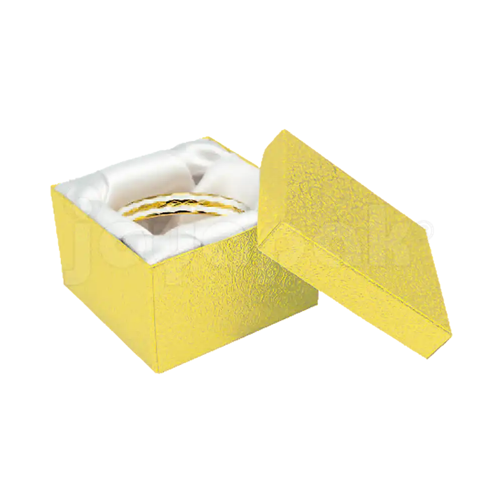 Estuche cuadrado alto dorado con almohadilla interior para exhibir un reloj o brazalete.