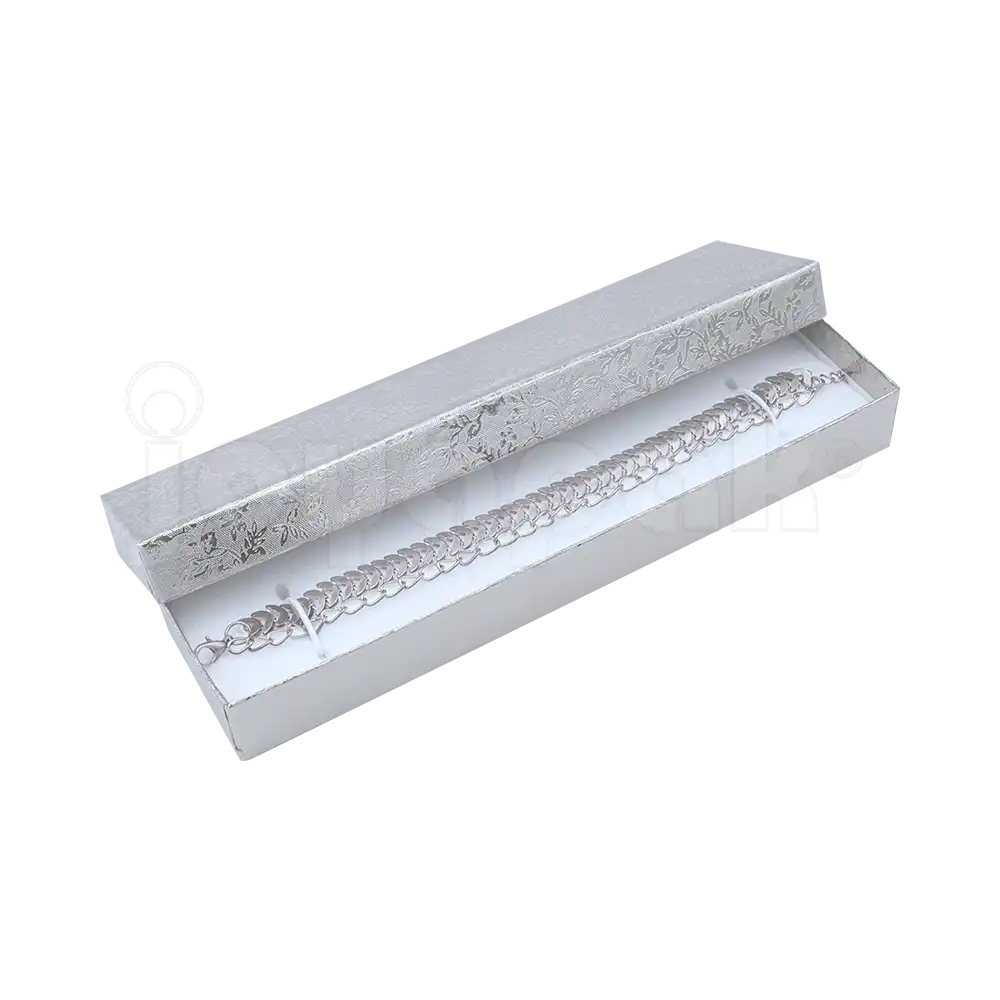 Esclava de plata presentada sobre el cojín de la caja Fiore rectangular abierta para mostrar su ajuste perfecto.