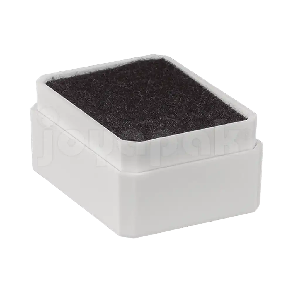 Estuche para juego de joyería abierto mostrando el interior de terciopelo negro para collar y aretes.