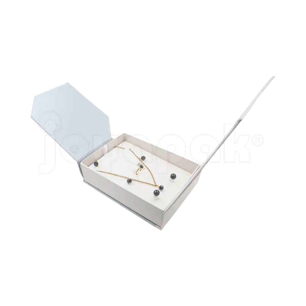 Caja de cartón Gemini para collar grande, aretes y anillo gris vista lateral con joyas