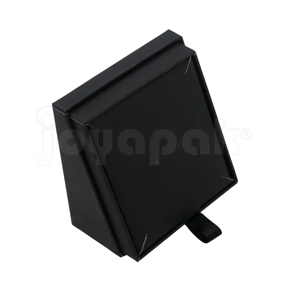 Caja de cartón negro para juego sin joyería abierta parada