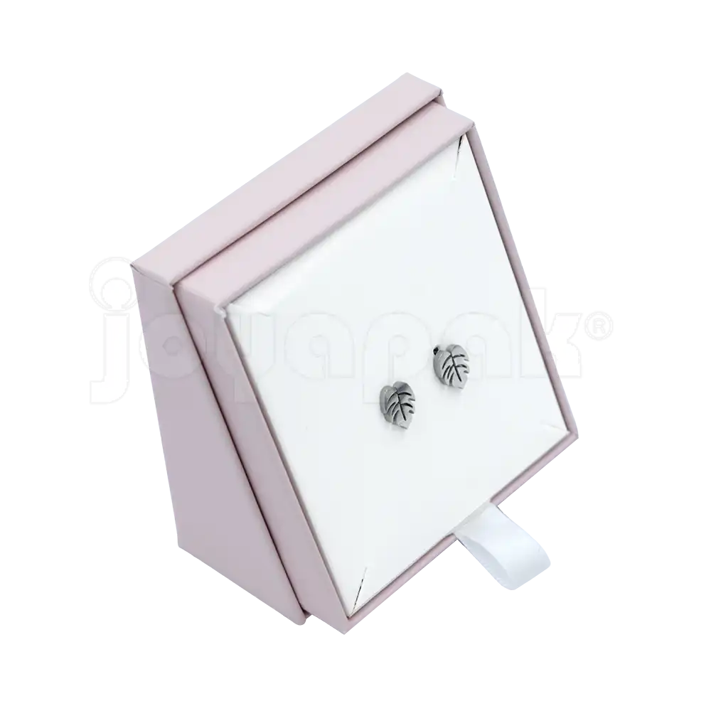 Caja de cartón taupe para juego con aretes vista de frente parada