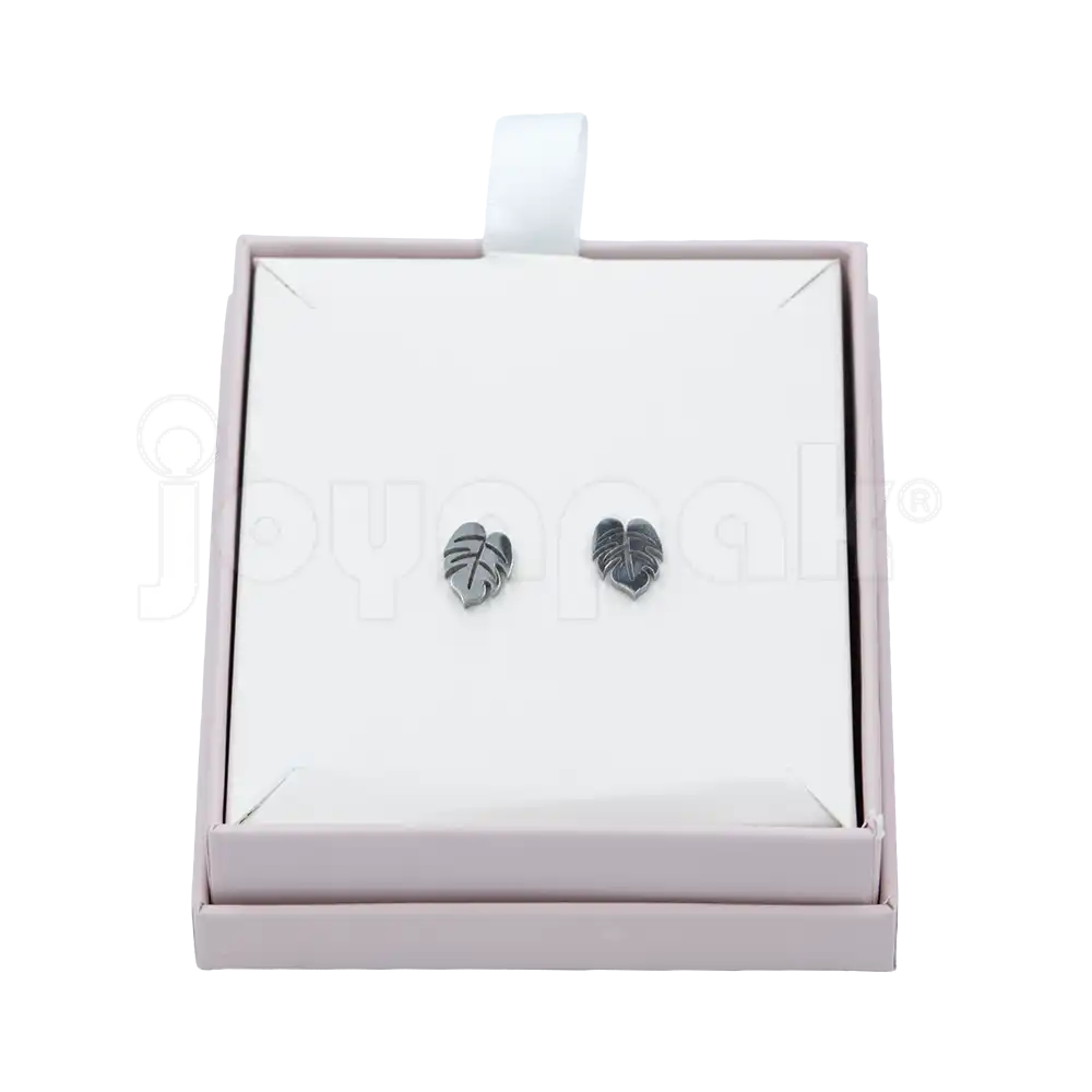 Caja de cartón taupe para juego scon aretes vista de frente