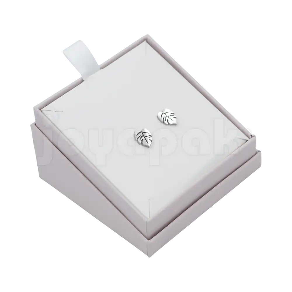 Caja de cartón taupe para juego scon aretes vista en angulo