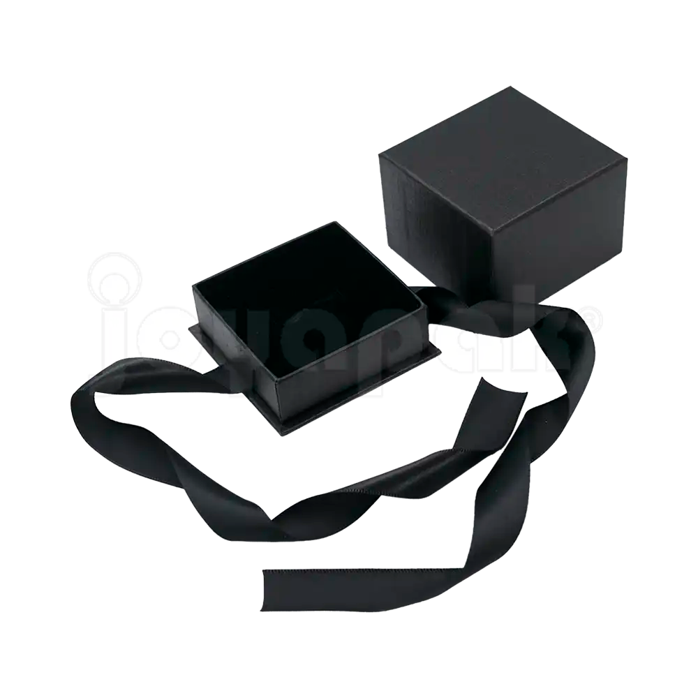 Caja Milán para anillo de cartón rígido color Negro BK abierta.