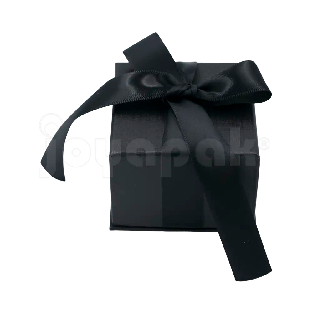 Caja Milán para anillo de cartón rígido color Negro BK de costado.