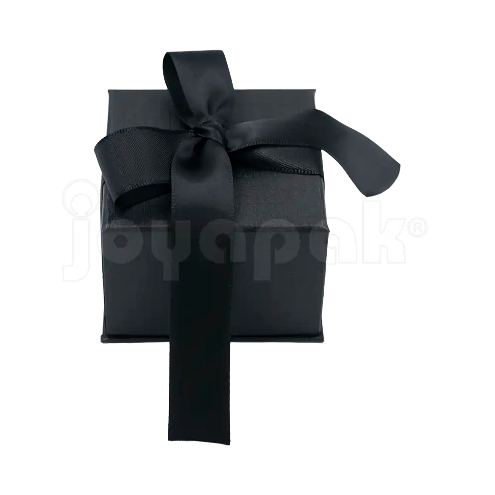Detalle del cierre de la caja Milán para anillo de cartón Negro BK.