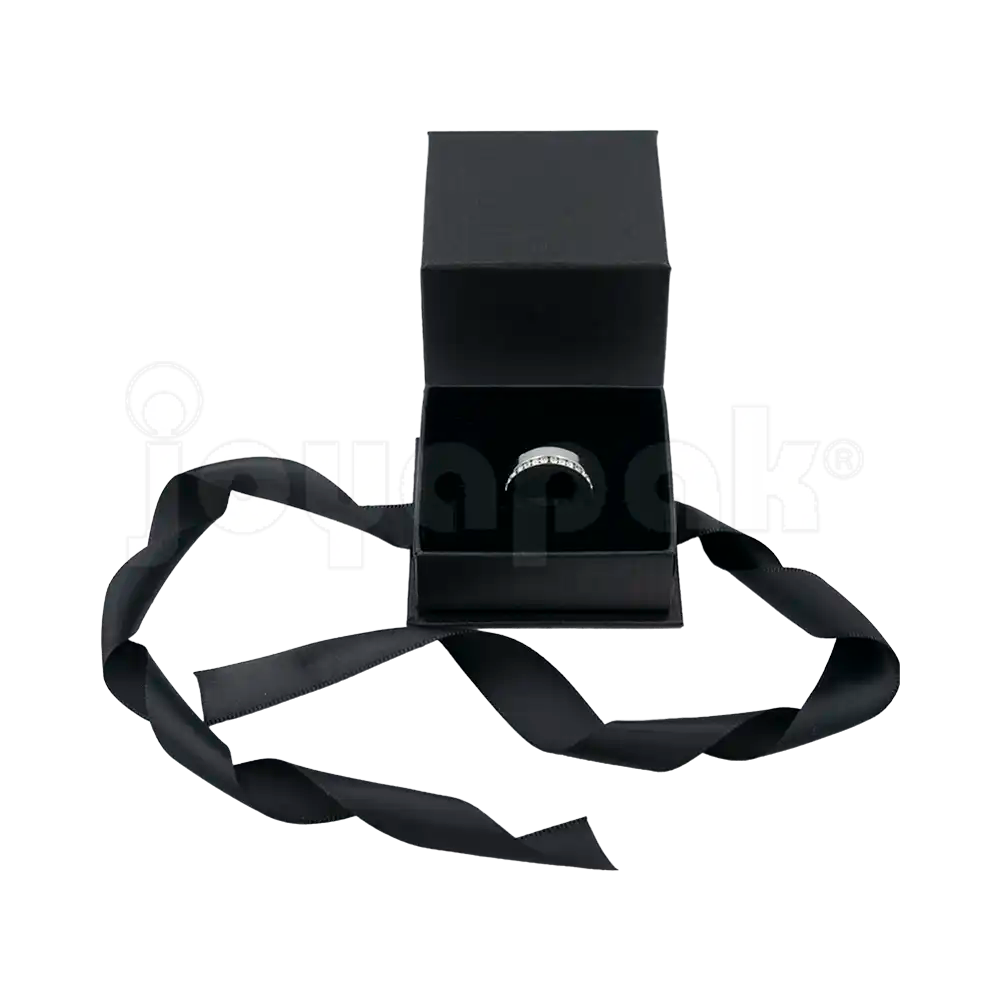 Caja Milán para anillo de cartón rígido texturizado color Negro BK cerrada.