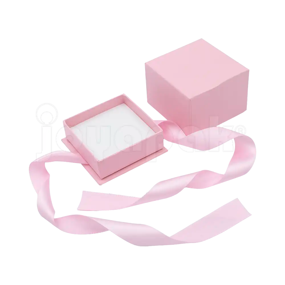 Caja Milán para anillo de cartón rígido color Rosa PK abierta con base blanca.