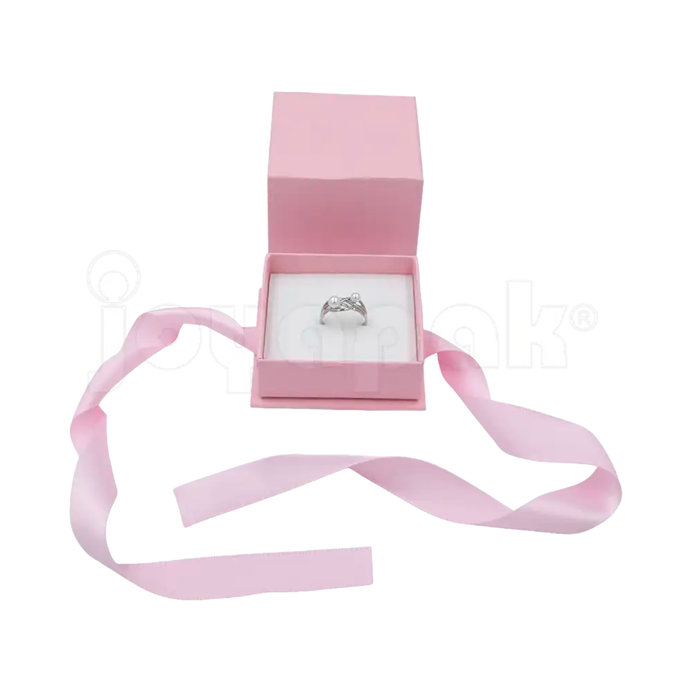 Caja Milán para anillo de cartón rígido texturizado color Rosa PK cerrada.