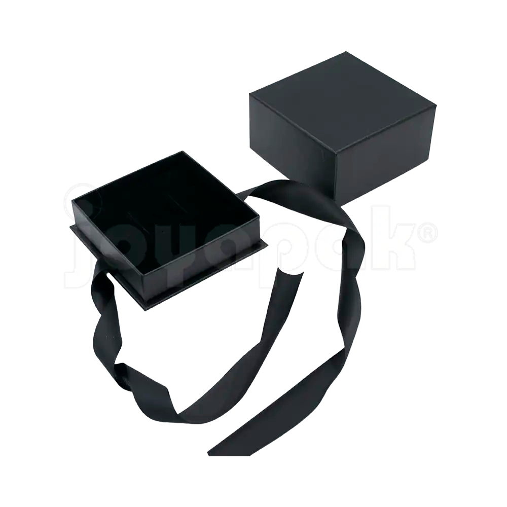 Caja Milán para aretes de cartón rígido color Negro BK abierta con base blanca.