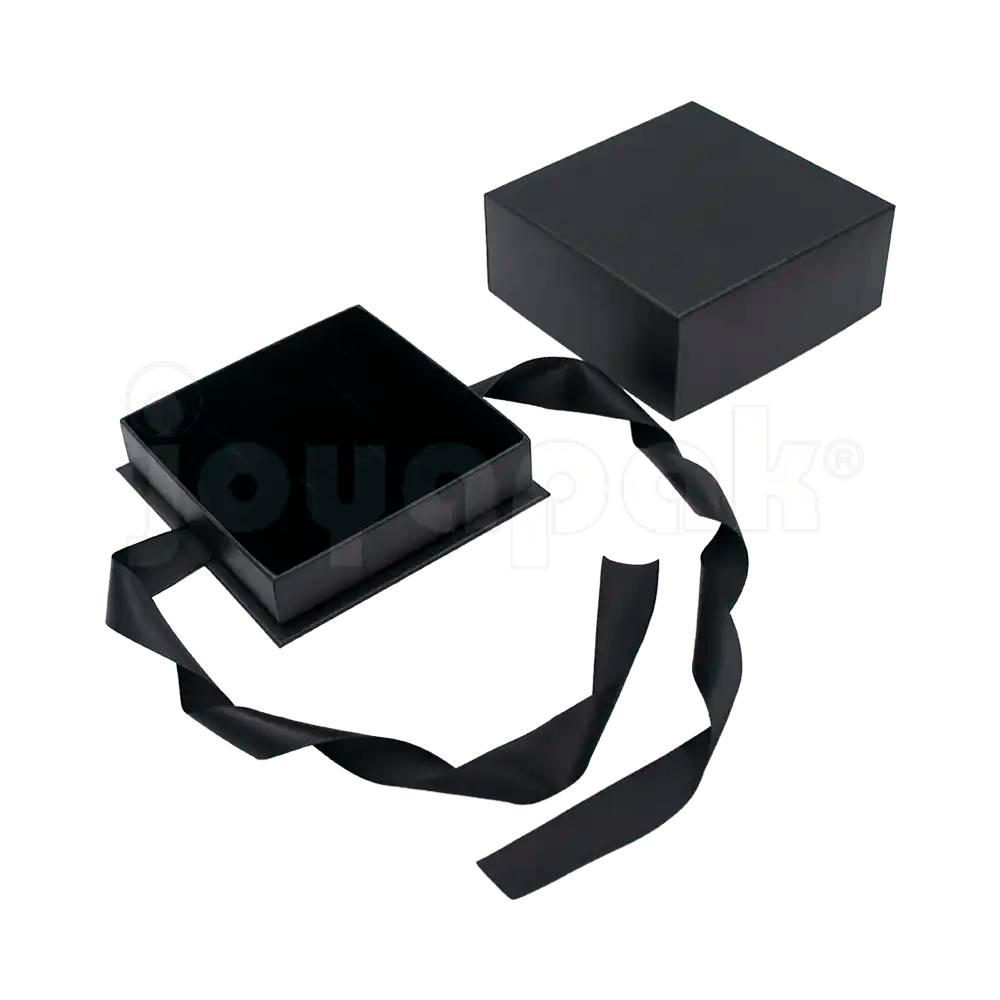 Caja Milán para juego de cartón rígido color Negro BK abierta con base blanca.