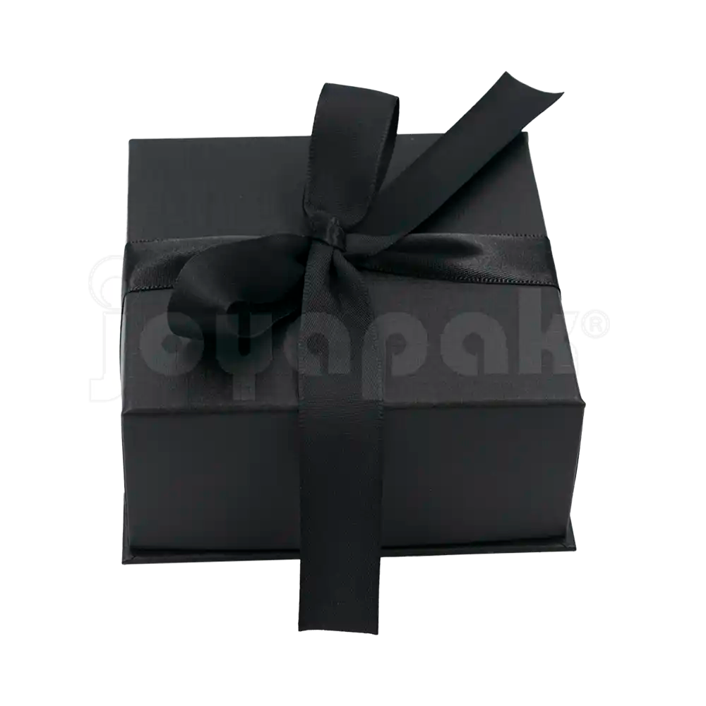 Caja Milán para juego de cartón rígido color Negro BK de costado.