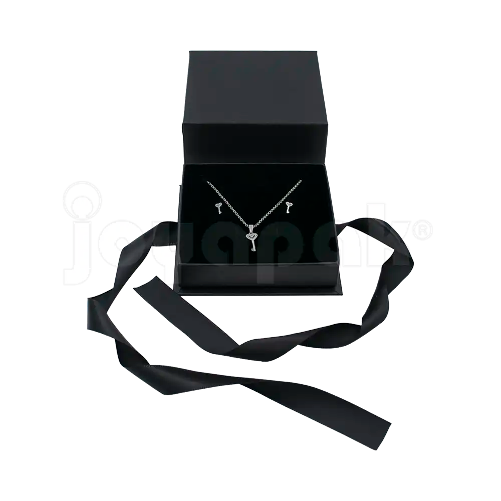 Caja Milán para juego de cartón rígido texturizado color Negro BK cerrada.