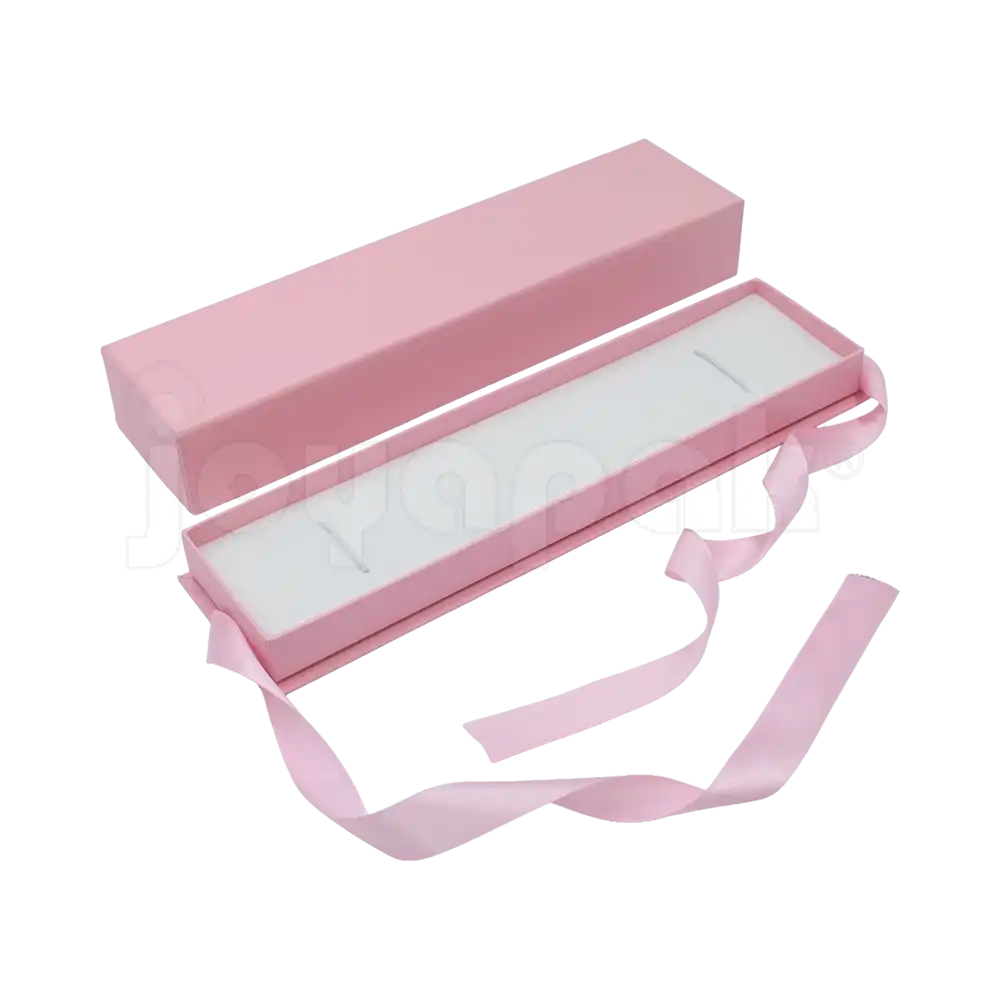 Caja Milán para pulsera de cartón rígido color Rosa PK abierta con base blanca.