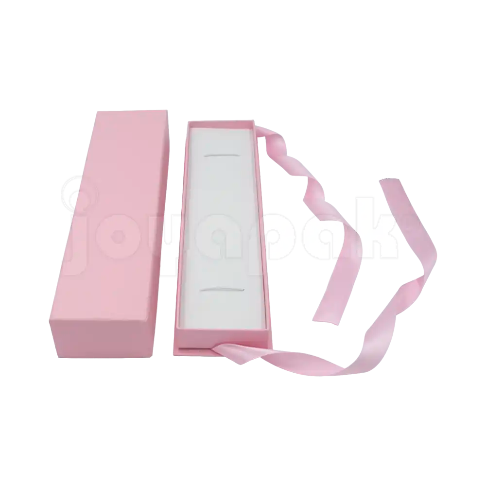 Caja Milán para pulsera de cartón rígido texturizado Rosa PK en ángulo.