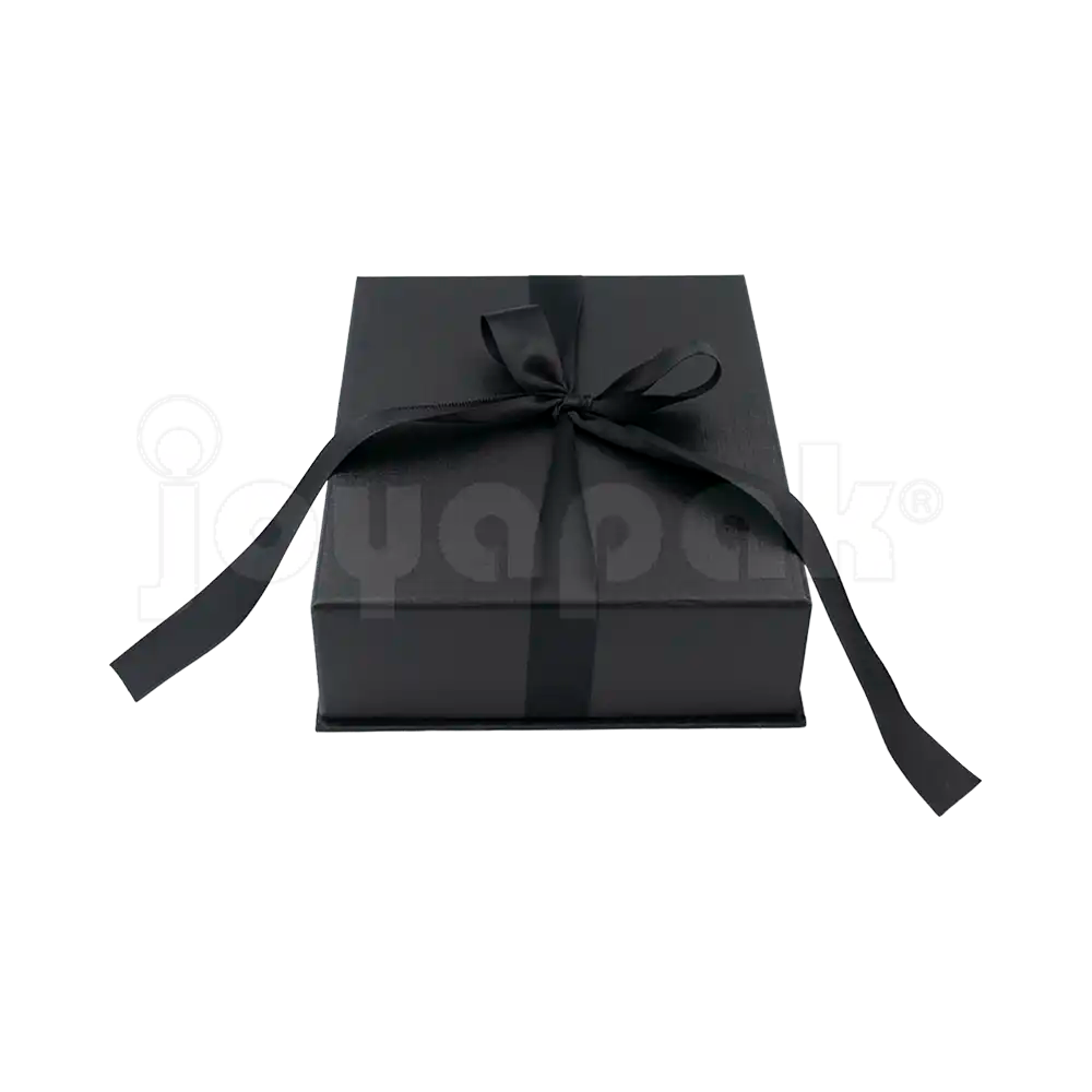 Detalle del broche y textura de la caja Milán para gargantilla de cartón Negro BK.