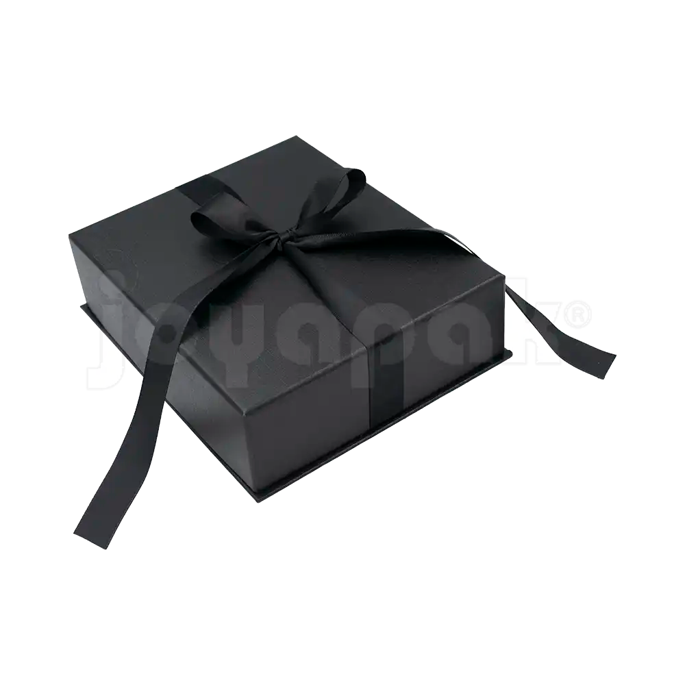 Caja Milán para gargantilla de cartón rígido color Negro BK cerrada de cerca.