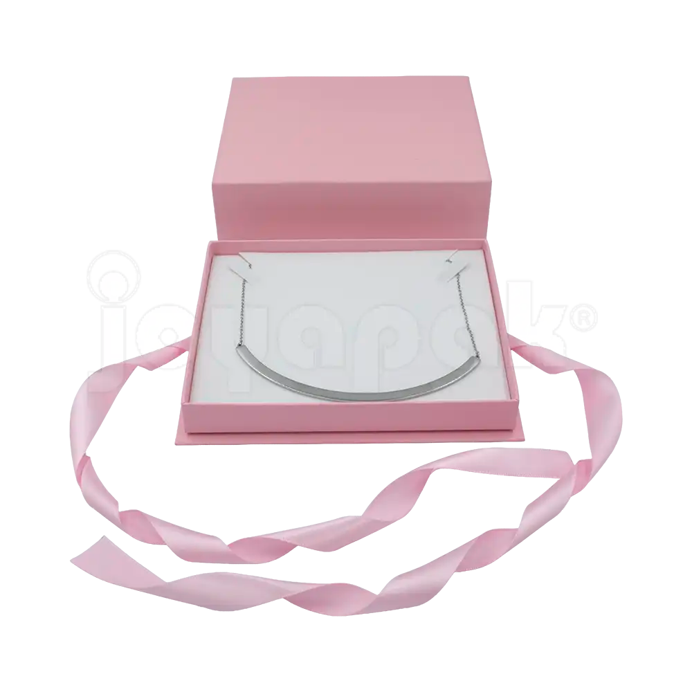 Caja Milán para gargantilla de cartón rígido texturizado Rosa PK abierta de frente.
