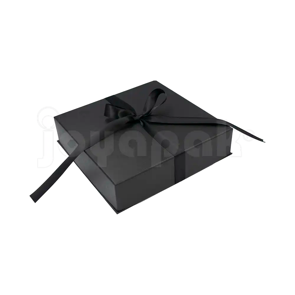 Caja Milán para collar grande de cartón rígido color Negro BK cerrada de cerca.