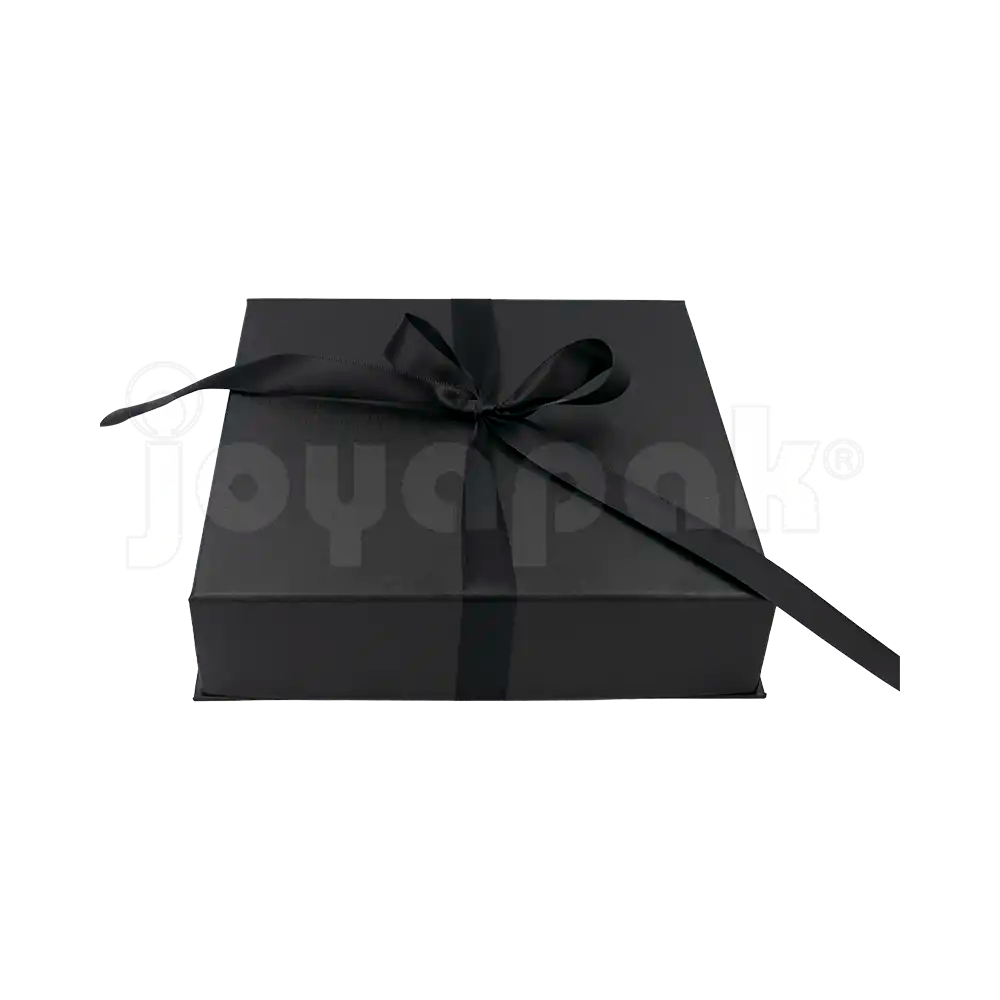 Detalle del broche y textura de la caja Milán para collar grande de cartón Negro BK.