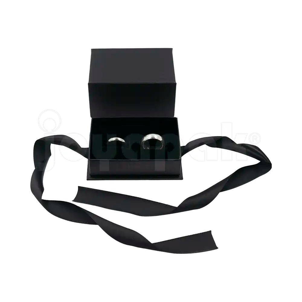 Caja Milán para argollas de cartón rígido texturizado color Negro BK cerrada.