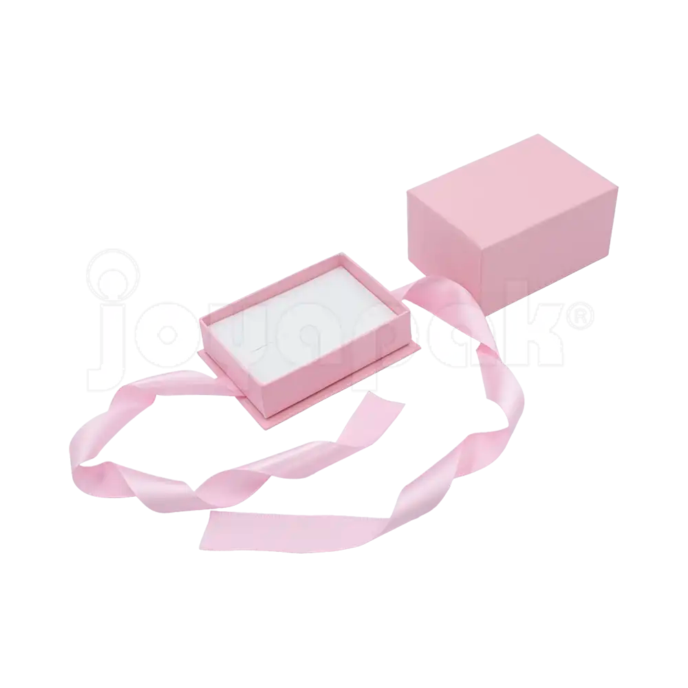 Caja Milán para argollas de cartón rígido color Rosa PK abierta con base blanca.