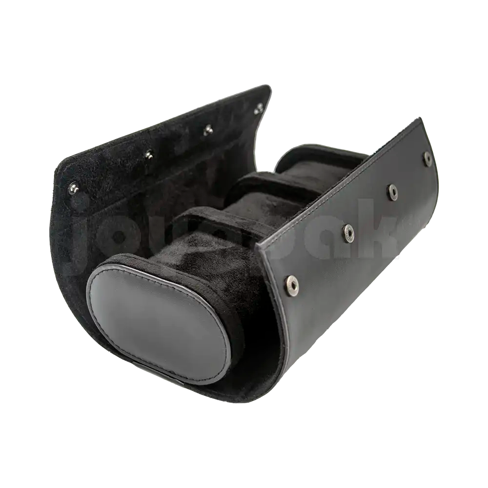 Estuche de imitación piel color negro para 3 relojes, vista en ángulo de la base inferior.