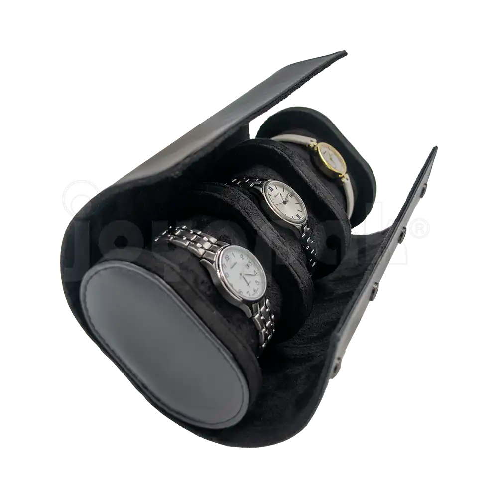 Estuche de imitación piel color negro para 3 relojes, vista detallada del broche de cierre metálico.