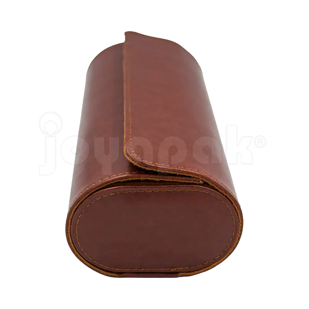 Estuche de imitación piel color café para 3 relojes, estuche abierto mostrando almohadillas con relojes.