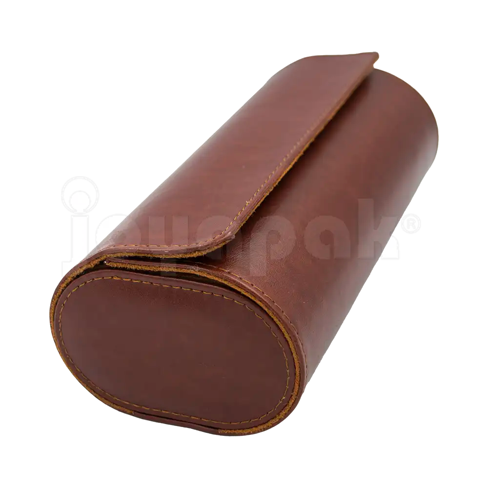 Estuche de imitación piel color café para 3 relojes, estuche cerrado vista lateral.
