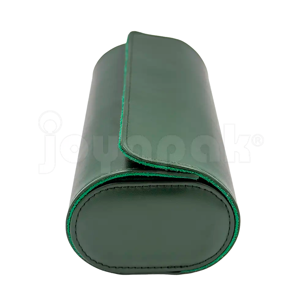 Estuche de imitación piel color verde esmeralda para 3 relojes, estuche abierto mostrando almohadillas con relojes.