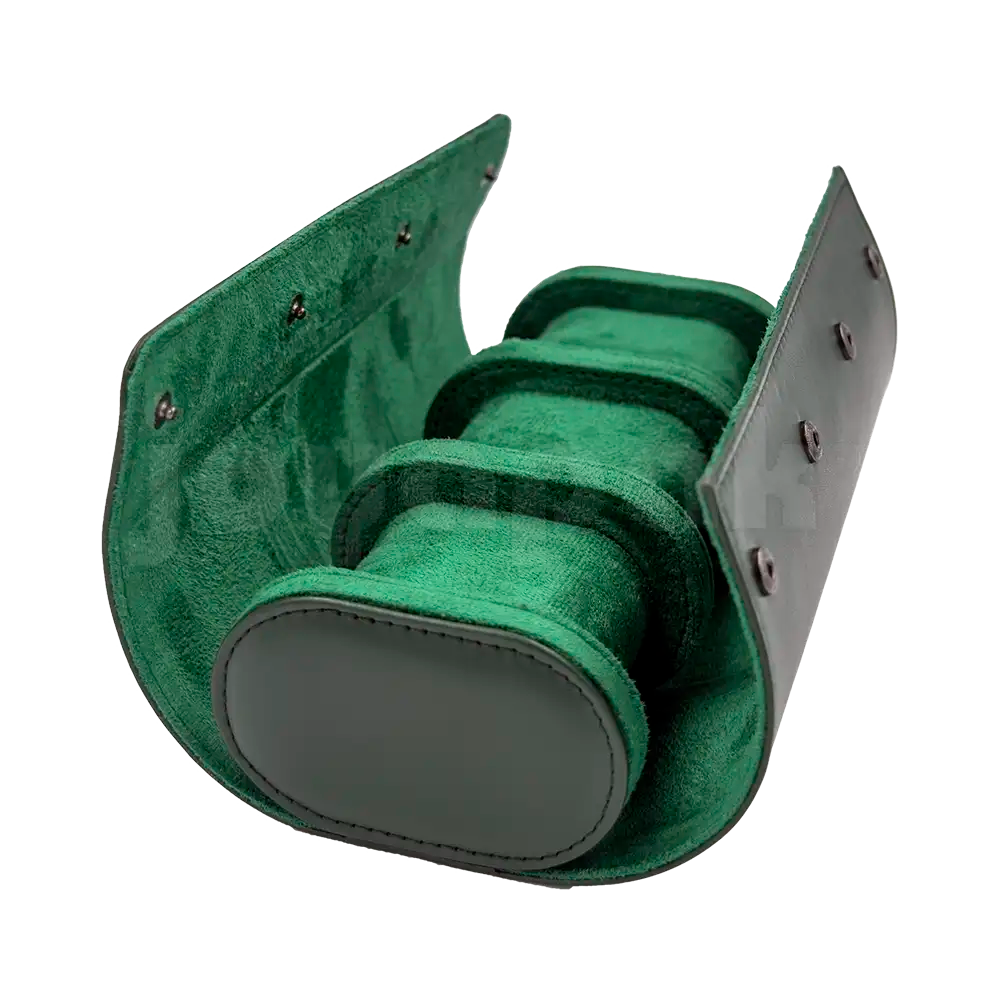 Estuche de imitación piel color verde esmeralda para 3 relojes, vista en ángulo de la base inferior.