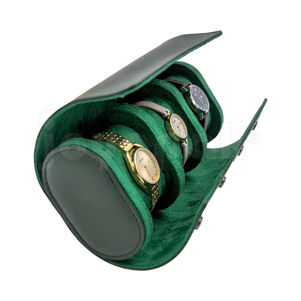 Estuche de imitación piel color verde esmeralda para 3 relojes, vista detallada del broche de cierre metálico.