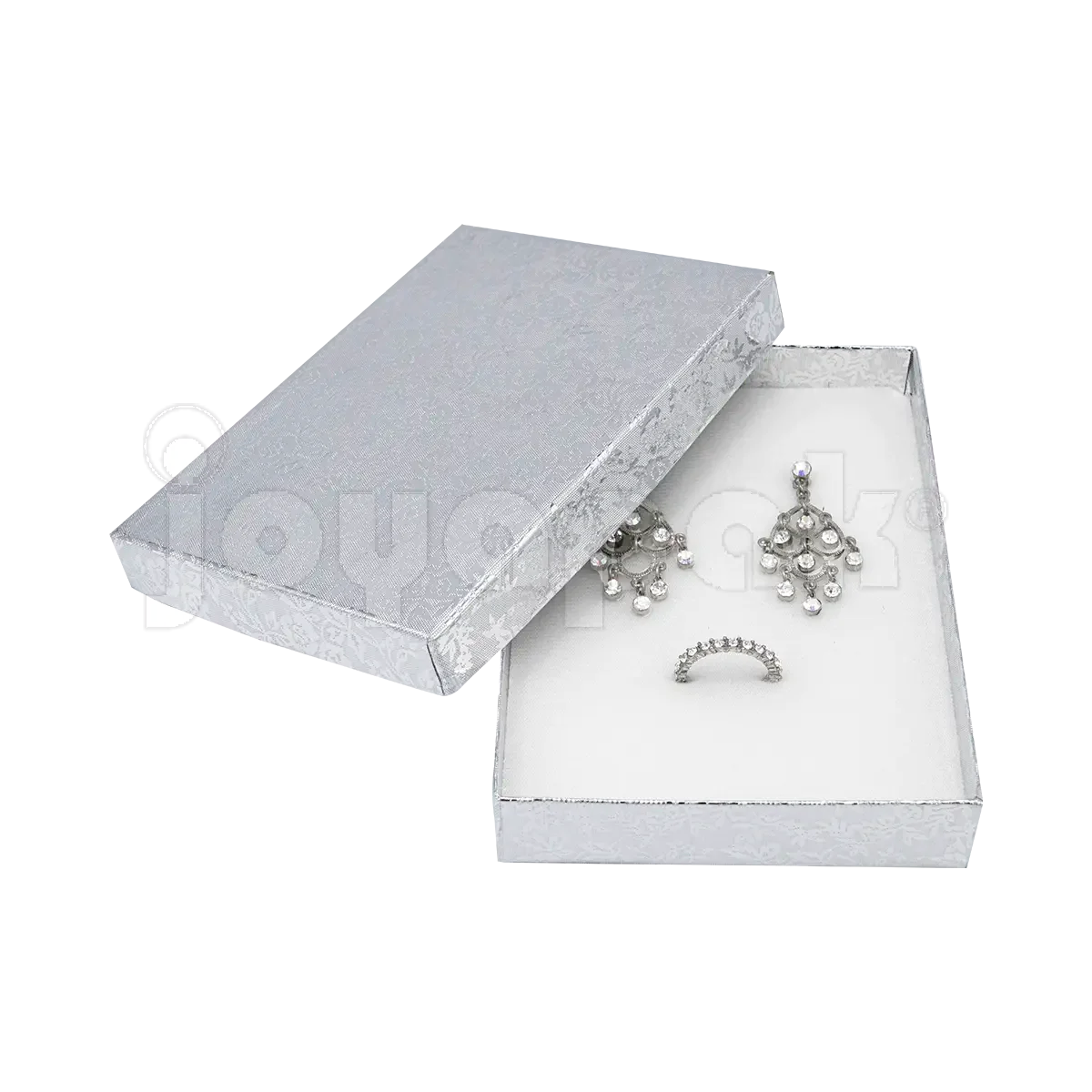 n delicado collar de plata con dije presentado dentro de la caja Fiore abierta para mostrar su tamaño y ajuste.