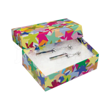 Dimensiones de la caja mediana para joyería Fancy de Joyapak, medidas 7.3 cm por 7.3 cm por 3.5 cm.