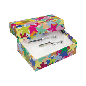 Dimensiones de la caja mediana para joyería Fancy de Joyapak, medidas 7.3 cm por 7.3 cm por 3.5 cm.