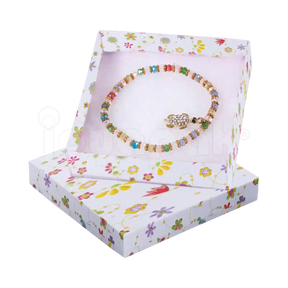 Caja Fancy de cartón negra cuadrada para juego, caja abierta mostrando inserto negro con cortes para joyería.