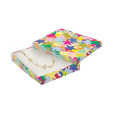 Surtido de cajas de cartón para collar mediano de la línea Fancy con diversos estampados y colores.