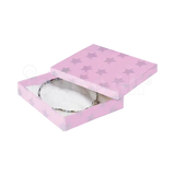 Dimensiones de la caja para collar mediano Fancy de Joyapak, medidas 16 cm por 12 cm por 3 cm.