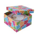 Medidas de la caja cuadrada alta Fancy de Joyapak, 9.2 cm por 9.2 cm y 6.3 cm de alto.