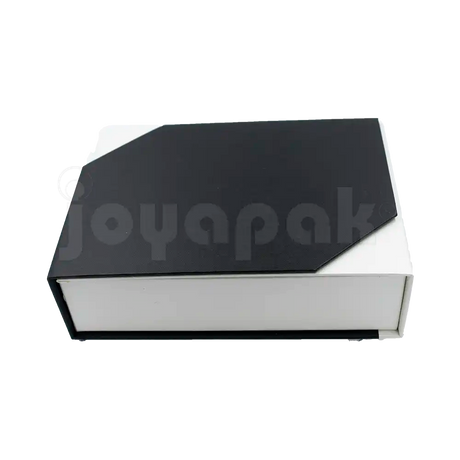 Caja de cartón Gemini para collar grande, aretes y anillo negro de lado
