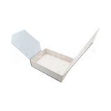 Caja de cartón Gemini para collar grande, aretes y anillo gris abierta