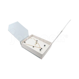 Caja de cartón Gemini para collar grande, aretes y anillo gris vista lateral con joyas
