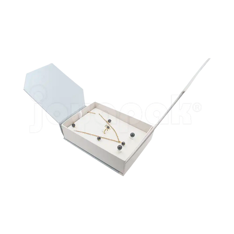 Caja de cartón Gemini para collar grande, aretes y anillo gris vista lateral con joyas