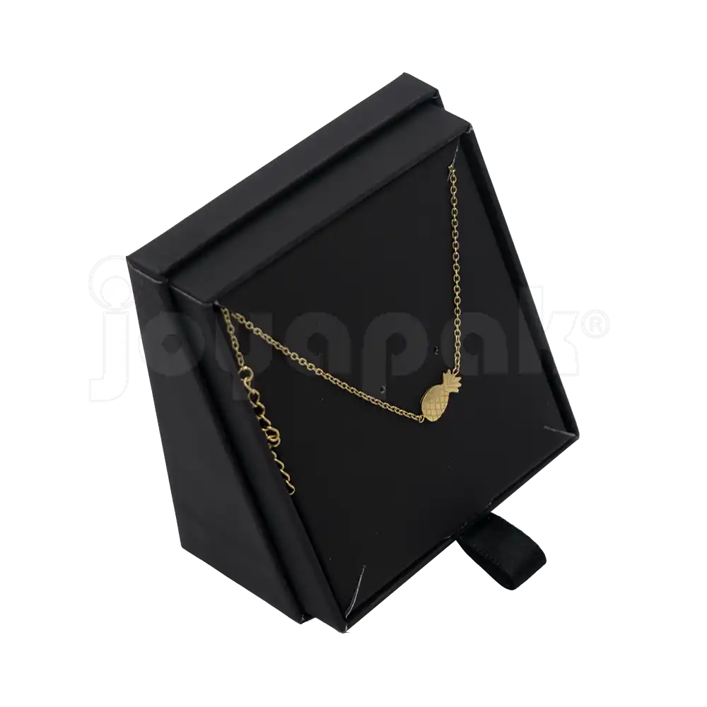 Caja de cartón negro para juego con cadena