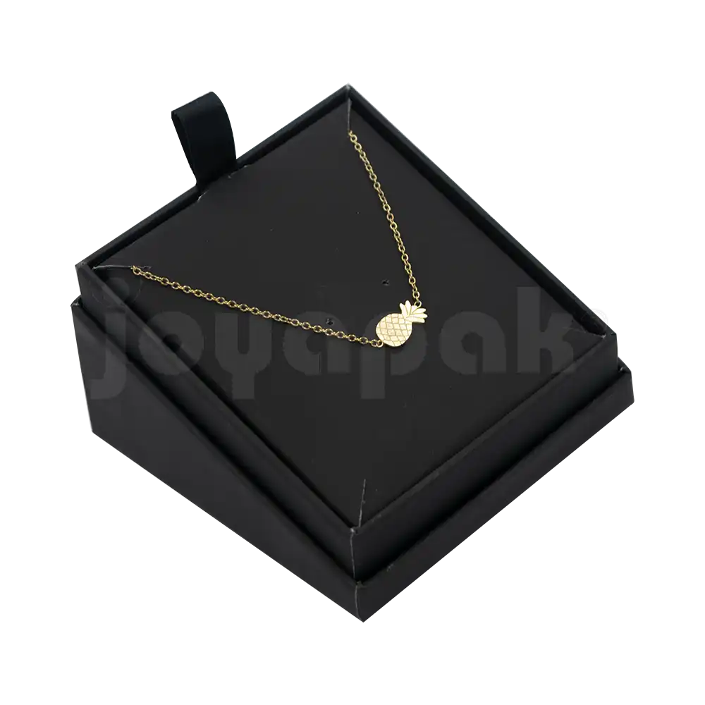 Caja de cartón negro para juego con cadena vista en angulo