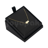 Caja de cartón negro para juego con cadena vista en angulo