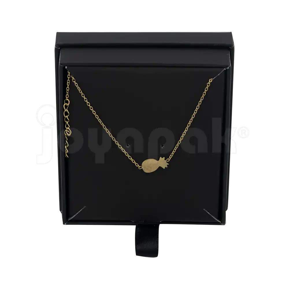 Caja de cartón negro para juego abierta con cadena vista vertical