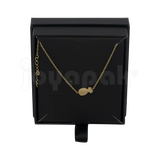 Caja de cartón negro para juego abierta con cadena vista vertical